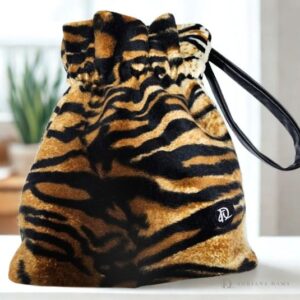 Elegante borsetta a sacchetto animalier zebrata. Realizzata a mano con materiali di prima qualità. Un accessorio semplice e raffinato per ogni occasione.