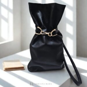Elegante secchiello mini in pelle di nappa. Una it-bag artigianale da polso con chiusura a bracciale dorata. Compatta e raffinata per la sera.