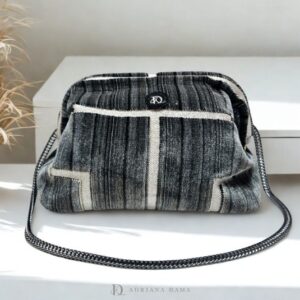 Raffinata pochette in velluto artigianale. Fantasia unica, interni rossi e catena in metallo. Un accessorio compatto e chic per eventi speciali.