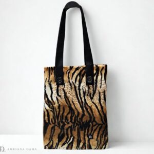 La Tote Bag animalier è il must-have di stagione. Capiente, aperta e fatta a mano. Trasforma il tuo look con questo accessorio versatile e chic.