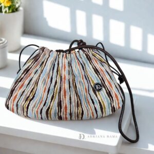 Nuova Borsa clutch con coulisse e tracolla. Design arricciato in cotone, rifinita artigianalmente. Un accessorio chic, compatto e versatile.