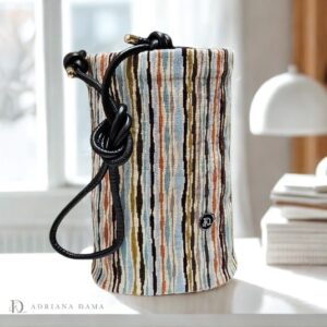 Scopri la borsa a secchiello: icona nata per lo champagne. Modello basic con manico e tracolla. Fatta a mano, semplice e sofisticata.