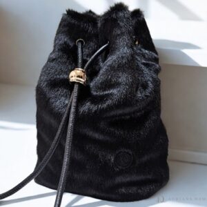 Elegante borsa a secchiello con coulisse in pelliccia. Design artigianale con anello dorato. Portala a mano o al polso per le tue serate.