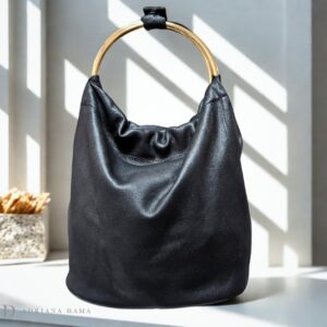 Scopri la borsetta con manici in metallo ad anello. In nappa e fatta a mano, con catenella rimovibile. Un accessorio glam per serate eleganti.