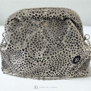 Deliziosa pochette in velluto: stampa vernice e design minimal. Portala a mano o a braccio con la catena in metallo. Un must per le serate.