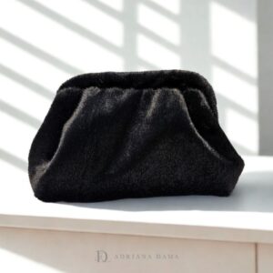 Scopri la pochette clutch con chiusura a scatto. Morbida pelliccia sintetica e dettagli oro. Compatta e fatta a mano per i tuoi party.