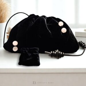 Scopri la raffinata pochette in velluto nero in seta. Fatta a mano, con tracolla in pelle e portamonete. L'accessorio perfetto per serate eleganti